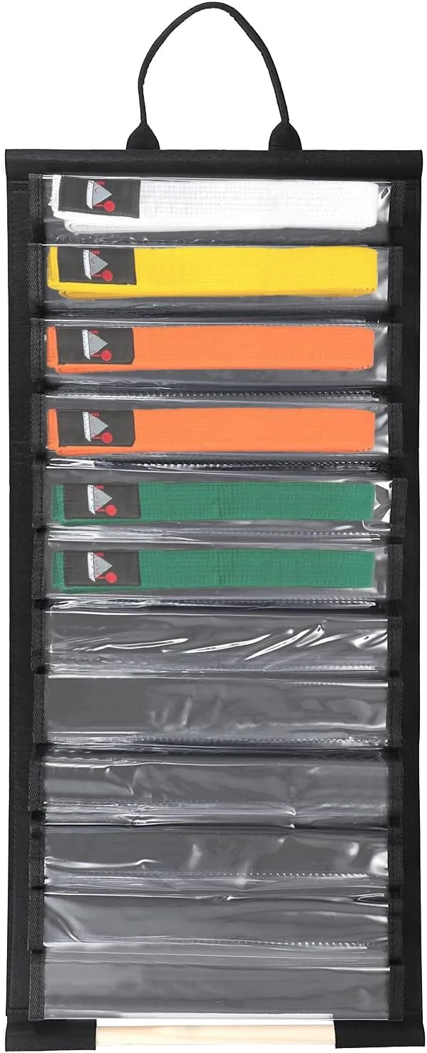 نگهدارنده کمربند هنرهای رزمی سامناکان، نمایشگر 12 کمربند، سازمان دهنده کمربند کاراته تکواندو ضد گرد و غبار، آویز دیواری، چوب لباسی کمربند برای هنرجویان هنرهای رزمی کاراته تکواندو (بدون کمربند)