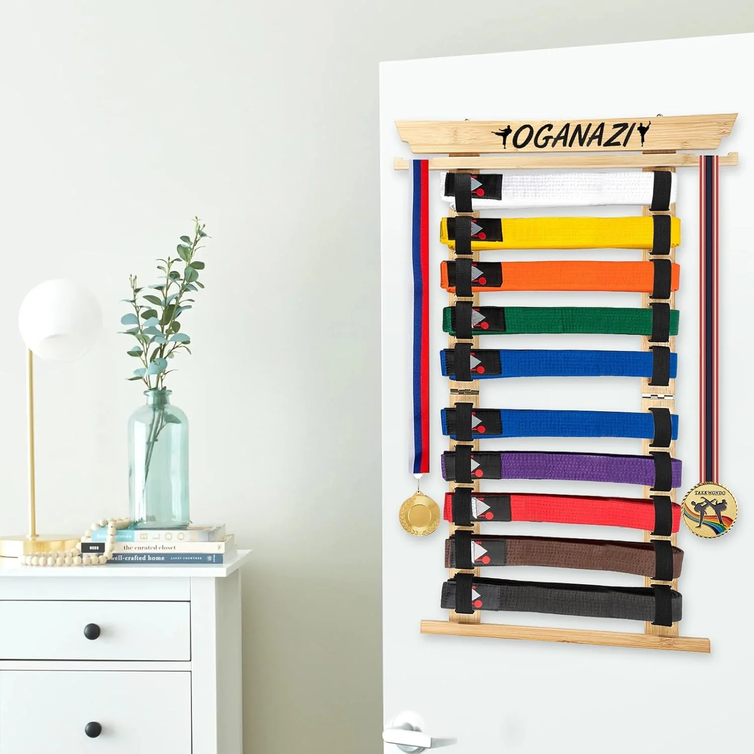 نگهدارنده کمربند هنرهای رزمی SUMNACON برای 10 کمربند، استند کمربند تکواندو بامبو، نمایشگر کمربند دیواری برای مدال، کمربند جودو، کمربند کاراته، کمربند نینجوتسو به عنوان هدیه شخصی (بدون کمربند)