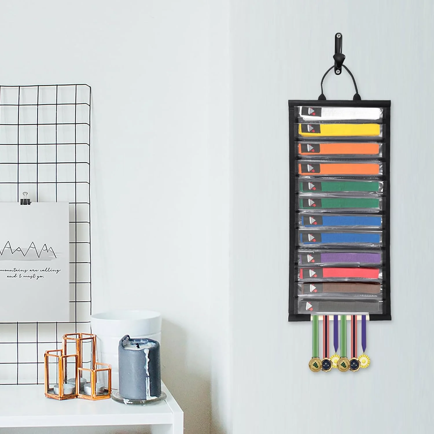 نگهدارنده کمربند هنرهای رزمی سامناکان، نمایشگر 12 کمربند، سازمان دهنده کمربند کاراته تکواندو ضد گرد و غبار، آویز دیواری، چوب لباسی کمربند برای هنرجویان هنرهای رزمی کاراته تکواندو (بدون کمربند)