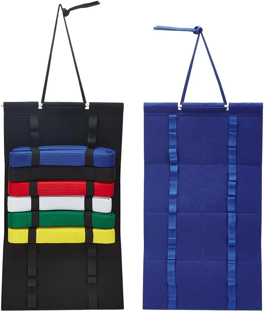 قفسه نمایش کمربند کاراته PLIGREAT، بسته 2 عددی، قفسه نمایش 12 کمربند تکواندو، سازمان دهنده کمربند هنرهای رزمی نمدی با قاب چوبی برای هنرجویان هنرهای رزمی، مشکی و آبی