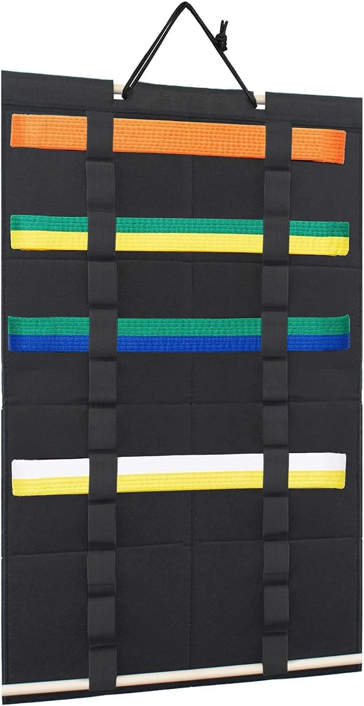 نگهدارنده کمربند هنرهای رزمی QoTang، استند کمربند تکواندو قابل نصب روی دیوار، نمایشگر کمربند برای کودکان و بزرگسالان، مبتدی هنرهای رزمی 61.5 x 34.5 سانتی متر