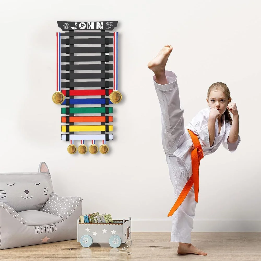 استند نمایش کمربند هنرهای رزمی نیکیکستی، استند دیواری کمربند تکواندو، نگهدارنده کمربند هنرهای رزمی برای سازماندهی مدال و نگهداری کمربند کودکان، مشکی