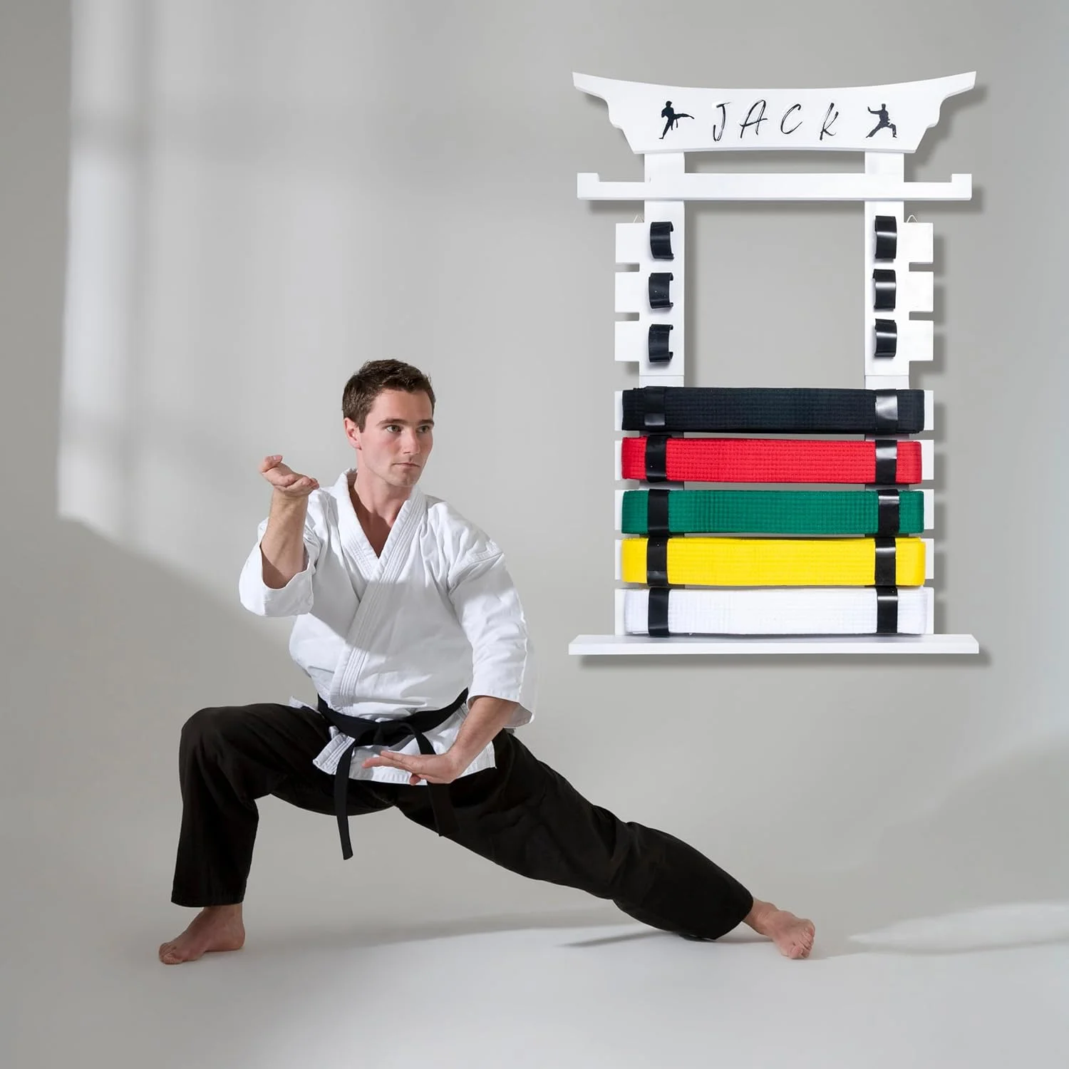 نگهدارنده کمربند کاراته دیواری با آویز مدال و استیکر، نگهدارنده کمربند هنرهای رزمی، نگهدارنده آویز کمربند تکواندو، جیو جیتسو، BJJ با ظرفیت 8 کمربند برای کودکان و بزرگسالان