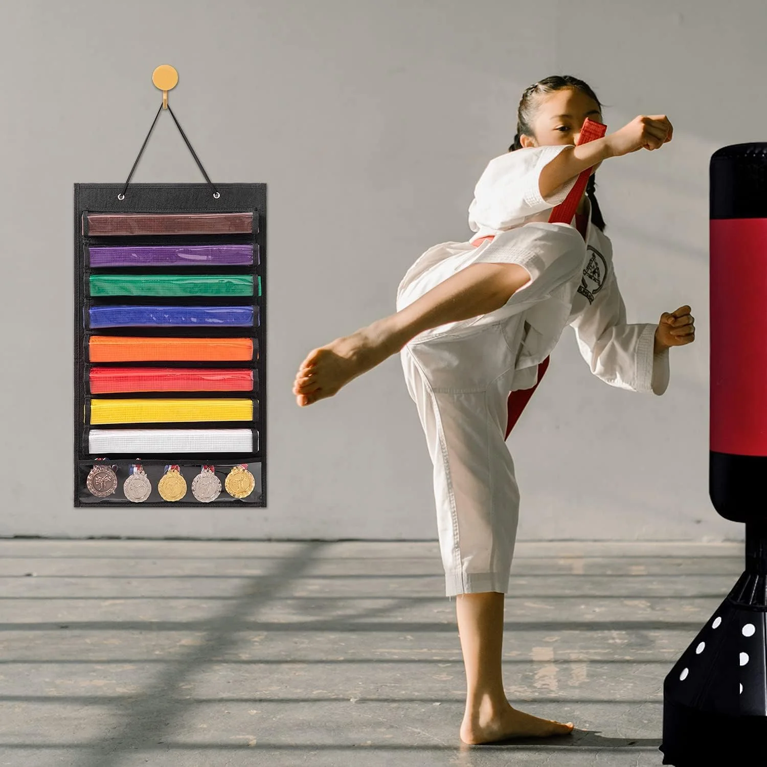 نگهدارنده کمربند هنرهای رزمی کاراته، تکواندو، قابل نصب روی دیوار، برای 8 کمربند، جای 5 مدال