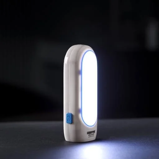 چراغ قوه LED شارژی Geepas مدل GFL51057 | ایده آل برای استفاده در داخل و خارج از منزل، 3.5 ساعت کار مداوم | چراغ قوه 2 در 1 با نور جانبی و نور جلو با باتری اسیدی