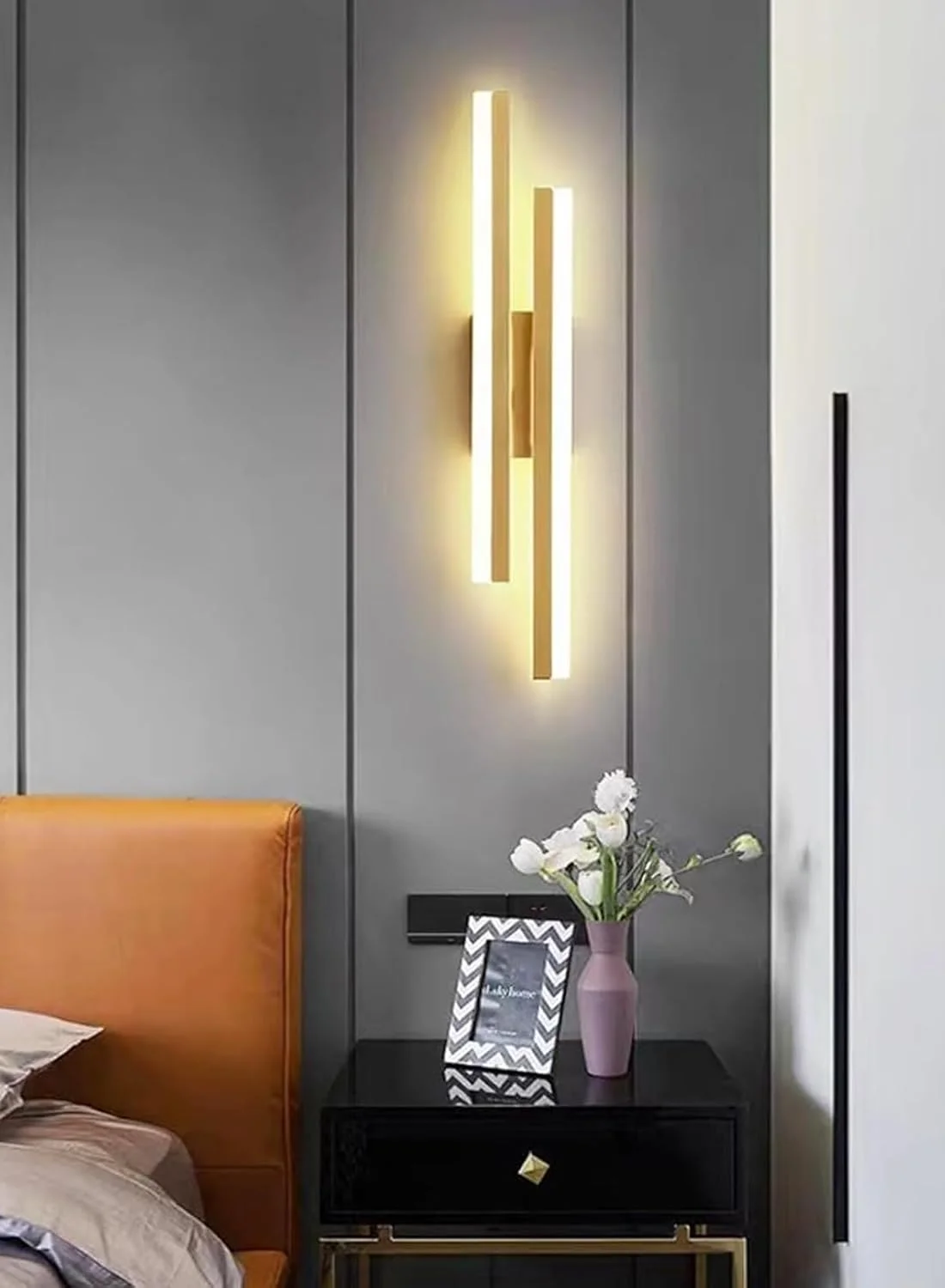 چراغ دیواری، آباژور اکریلیک، چراغ دیواری فلزی خطی، چراغ ال ای دی مدرن، چراغ دیواری کنار تخت، نوار طلایی (نور گرم 3000K)