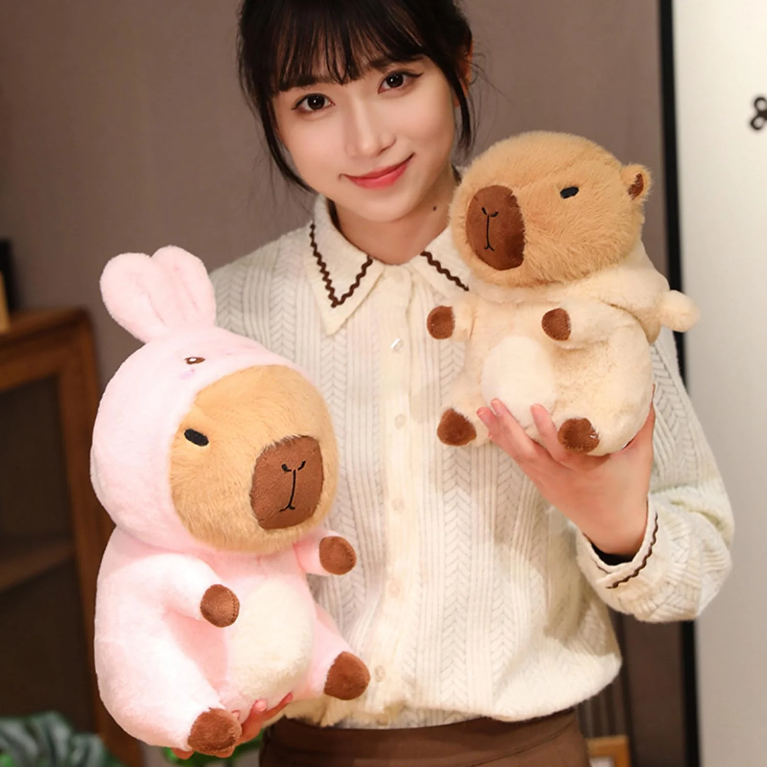 عروسک پولیشی کاپيبارا، حیوان عروسکی با لباس خرس، کاپيبارای بامزه 25 سانتی متری با لباس خرس، هدیه پولیشی نرم برای کودکان و عاشقان