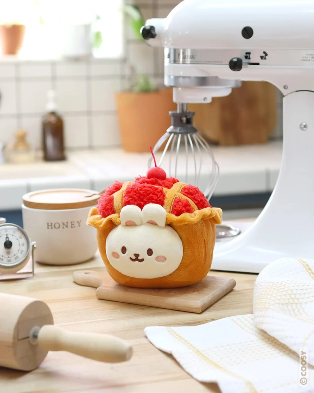 آنی رولز 15 سانتی متری، خرگوش کرمی نرم و لطیف، اسباب بازی پولیشی - نانوایی (بانی رول در پای گیلاس) آنی رولز 15 سانتی متری، خرگوش کرمی نرم و لطیف، اسباب بازی پولیشی - نانوایی (بانی رول در پای گیلاس)