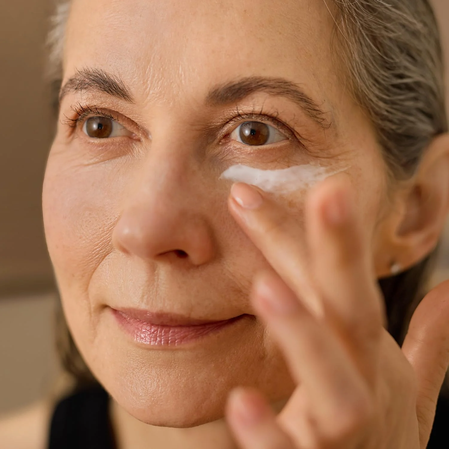 کرم دور چشم ویتامین C JUNGLÜCK - وگان | کرم ضد خستگی برای حلقه های تیره و پف کردگی | مراقبت از چشم با ویتامین C باعث درخشش ناحیه چشم شما می شود و با سایه های تیره چشم مقابله می کند کرم دور چشم ویتامین C JUNGLÜCK - وگان | کرم ضد خستگی برای حلقه های تیره و پف کردگی | مراقبت از چشم با ویتامین C باعث درخشش ناحیه چشم شما می شود و با سایه های تیره چشم مقابله می کند