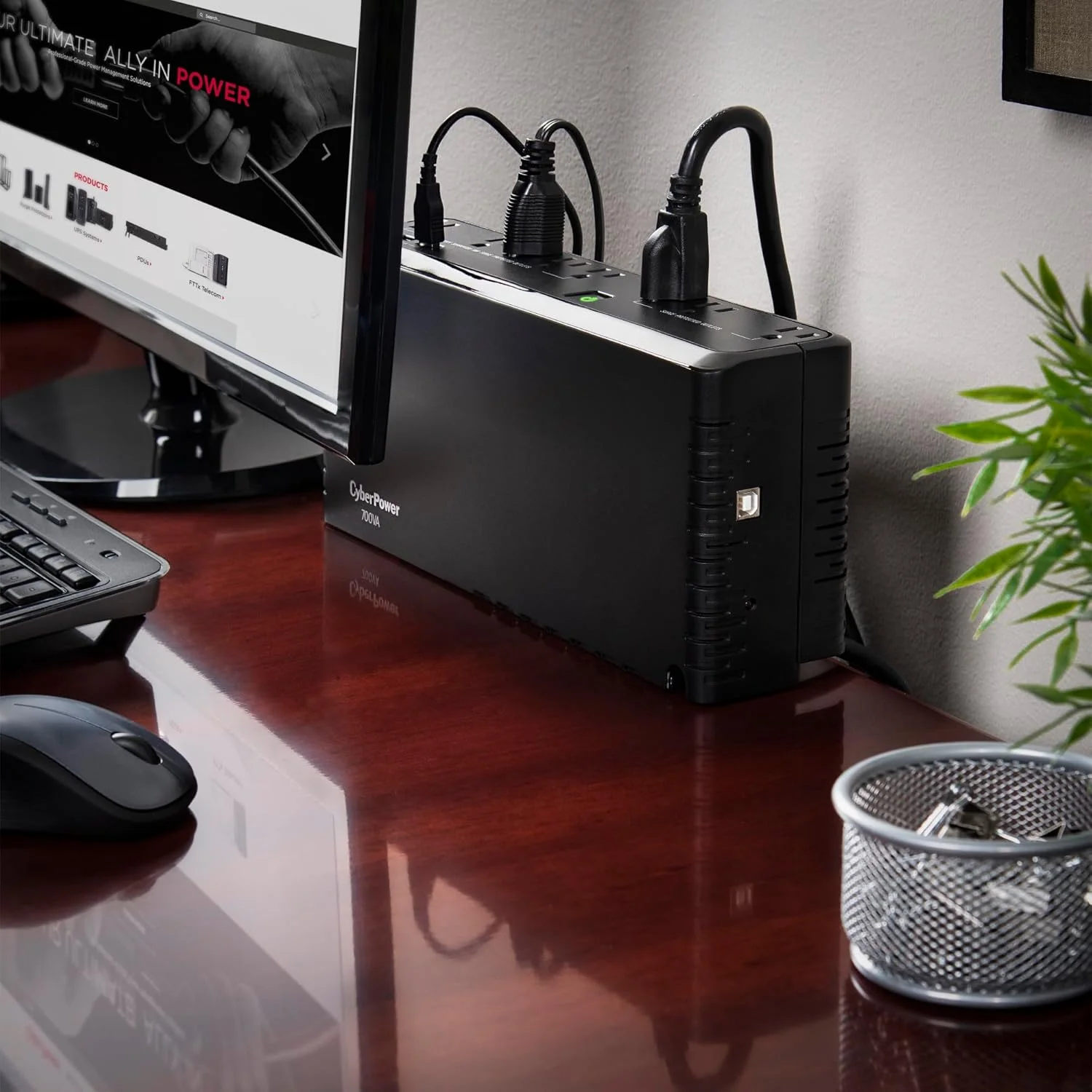 سیستم منبع تغذیه اضطراری CyberPower SL700U، 700VA/370W، 8 خروجی، طراحی باریک، مشکی سیستم منبع تغذیه اضطراری CyberPower SL700U، 700VA/370W، 8 خروجی، طراحی باریک، مشکی