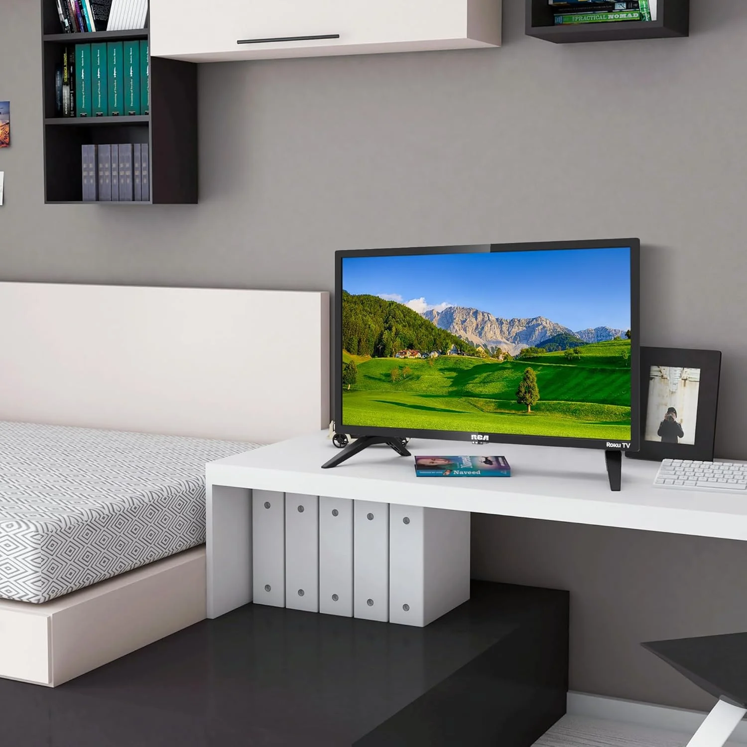 تلویزیون هوشمند 24 اینچی RCA Roku، 24 اینچ HD با Apple TV+ BBC Netflix Freeview، DVB-T2/T Dolby Audio 3 x HDMI 1 x پورت USB، صفحه نمایش بزرگ ایده آل برای سالن کوچک یا آشپزخانه