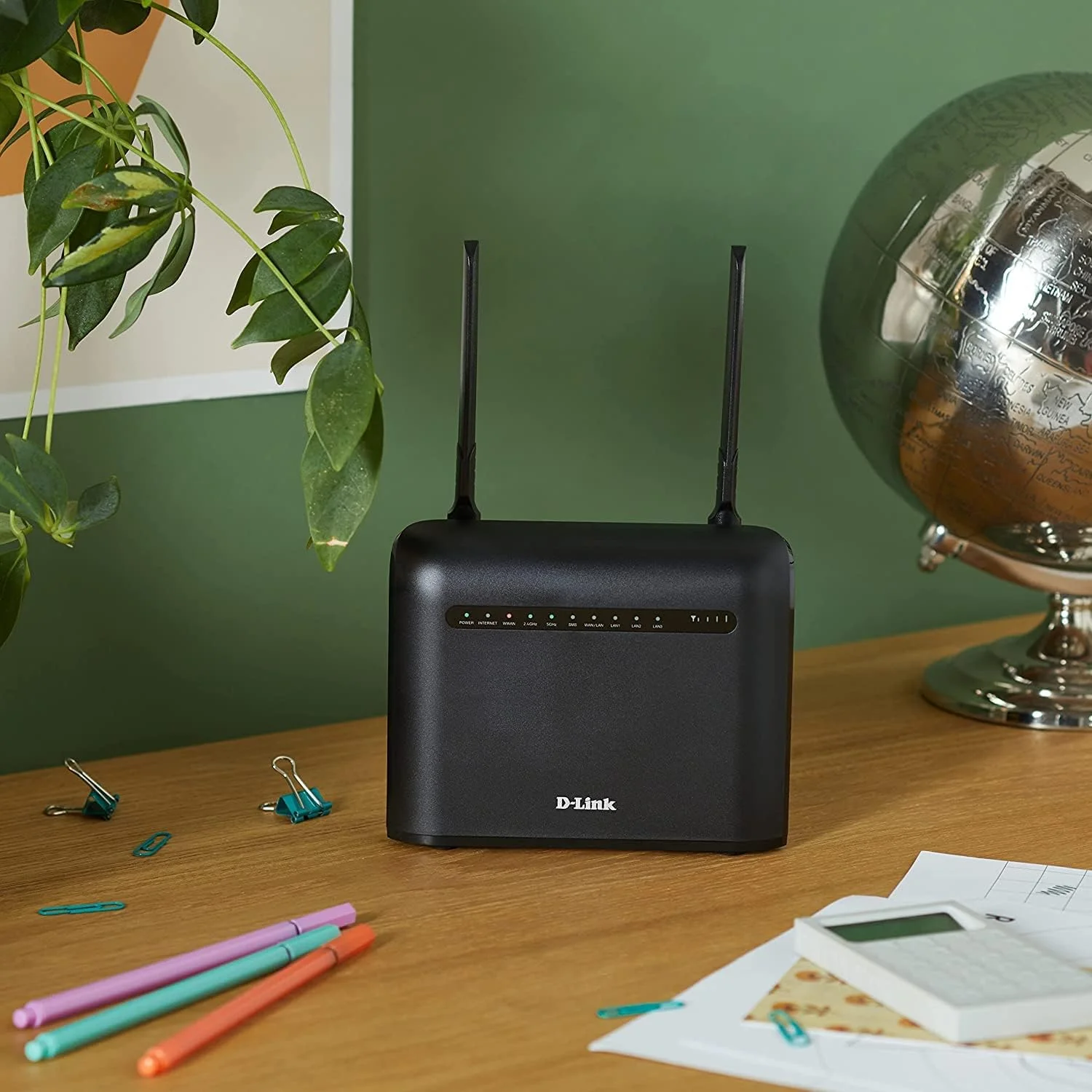 روتر وای فای AC1200 دی-لینک LTE Cat4 مدل DWR953V2 با استاندارد 802.11ac با سرعت 866300 مگابیت بر ثانیه، دارای پورت های اترنت LAN (RJ45) با سرعت 10/100/1000 مگابیت بر ثانیه، 3 عدد، پشتیبانی از Mesh: خیر، پشتیبانی از MU-MIMO: خیر، نوع آنتن: 2 عدد خارجی