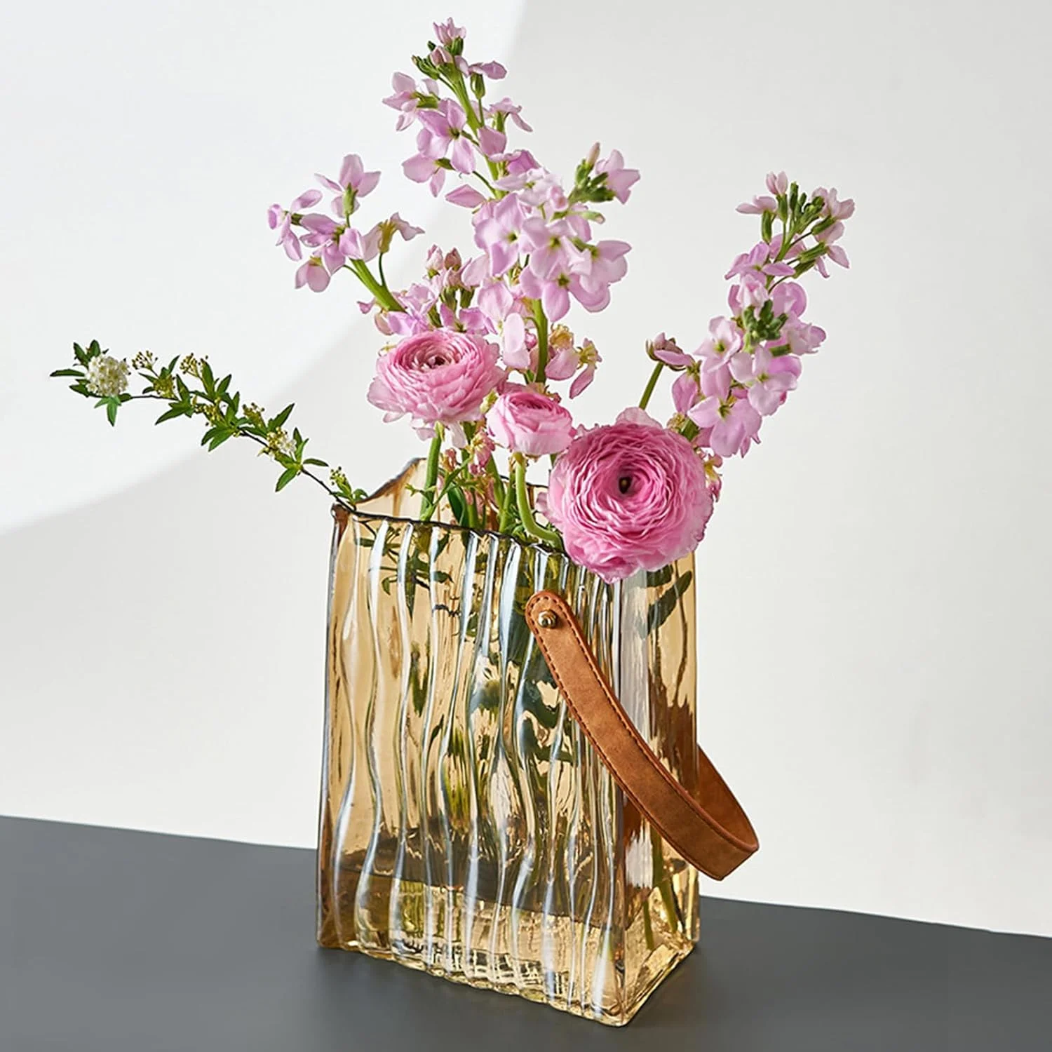 گلدان VAODO، گلدان شیشه ای طرح کیف دستی، گلدان ضخیم کهربایی، دسته چرمی، مناسب برای گل آرایی هیدروپونیک، دکوراسیون مرکزی، دکوراسیون منزل، بزرگ گلدان VAODO، گلدان شیشه ای طرح کیف دستی، گلدان ضخیم کهربایی، دسته چرمی، مناسب برای گل آرایی هیدروپونیک، دکوراسیون مرکزی، دکوراسیون منزل، بزرگ