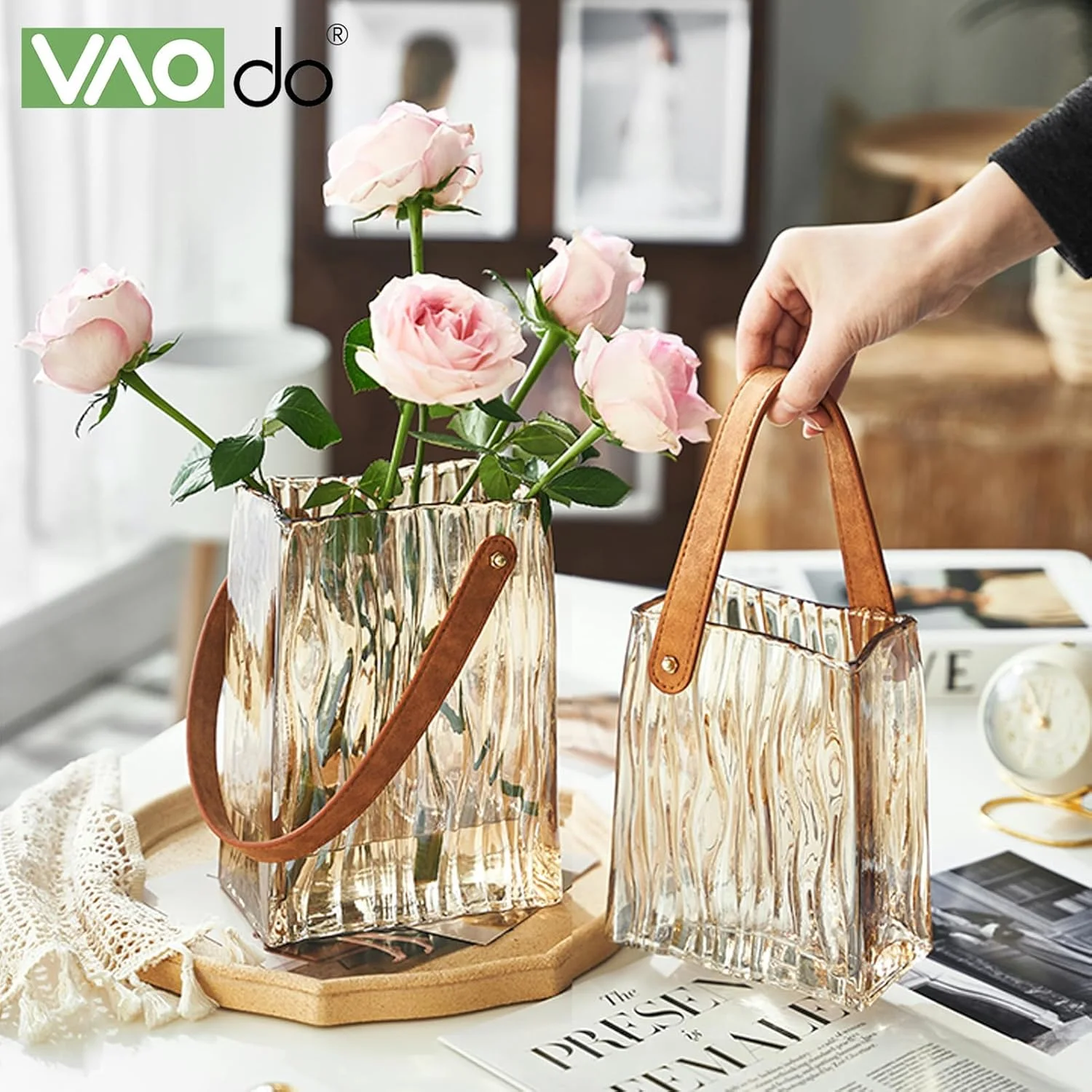 گلدان VAODO، گلدان شیشه ای طرح کیف دستی، گلدان ضخیم کهربایی، دسته چرمی، مناسب برای گل آرایی هیدروپونیک، دکوراسیون مرکزی، دکوراسیون منزل، بزرگ گلدان VAODO، گلدان شیشه ای طرح کیف دستی، گلدان ضخیم کهربایی، دسته چرمی، مناسب برای گل آرایی هیدروپونیک، دکوراسیون مرکزی، دکوراسیون منزل، بزرگ