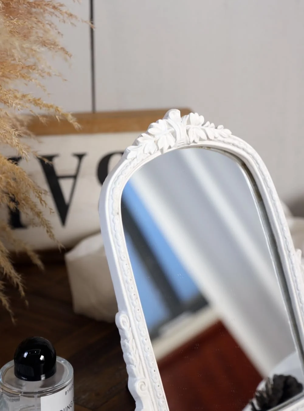 آینه آرایشی رومیزی سفید آنتیک با قاب رزینی حکاکی شده، آینه ایستاده کوچک برای اتاق خواب، اتاق نشیمن، روی میز (33.5 x 32.5 سانتی متر) آینه آرایشی رومیزی سفید آنتیک با قاب رزینی حکاکی شده، آینه ایستاده کوچک برای اتاق خواب، اتاق نشیمن، روی میز (33.5 x 32.5 سانتی متر)