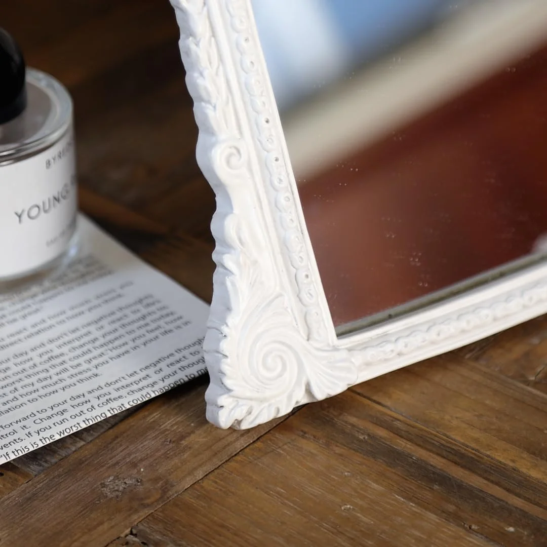 آینه آرایشی رومیزی سفید آنتیک با قاب رزینی حکاکی شده، آینه ایستاده کوچک برای اتاق خواب، اتاق نشیمن، روی میز (33.5 x 32.5 سانتی متر) آینه آرایشی رومیزی سفید آنتیک با قاب رزینی حکاکی شده، آینه ایستاده کوچک برای اتاق خواب، اتاق نشیمن، روی میز (33.5 x 32.5 سانتی متر)