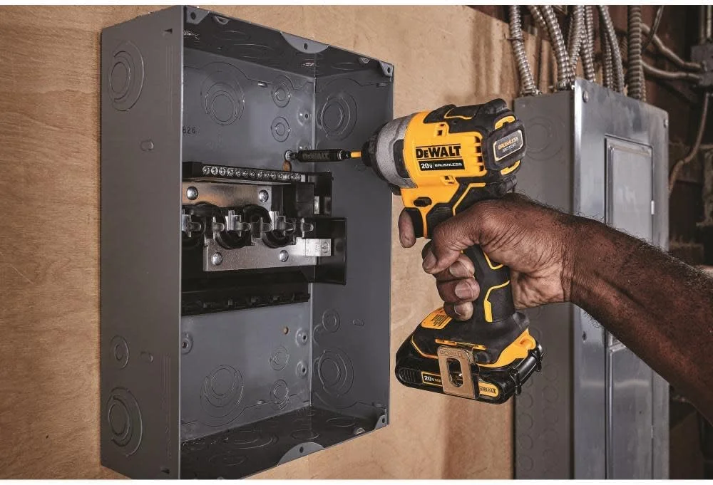 دریل پیچ گوشتی ضربه ای شارژی جمع و جور 20 ولت DEWALT ATOMIC، کیت بی سیم، 2 باتری، 1/4 اینچ (DCF809C2) دریل پیچ گوشتی ضربه ای شارژی جمع و جور 20 ولت DEWALT ATOMIC، کیت بی سیم، 2 باتری، 1/4 اینچ (DCF809C2)