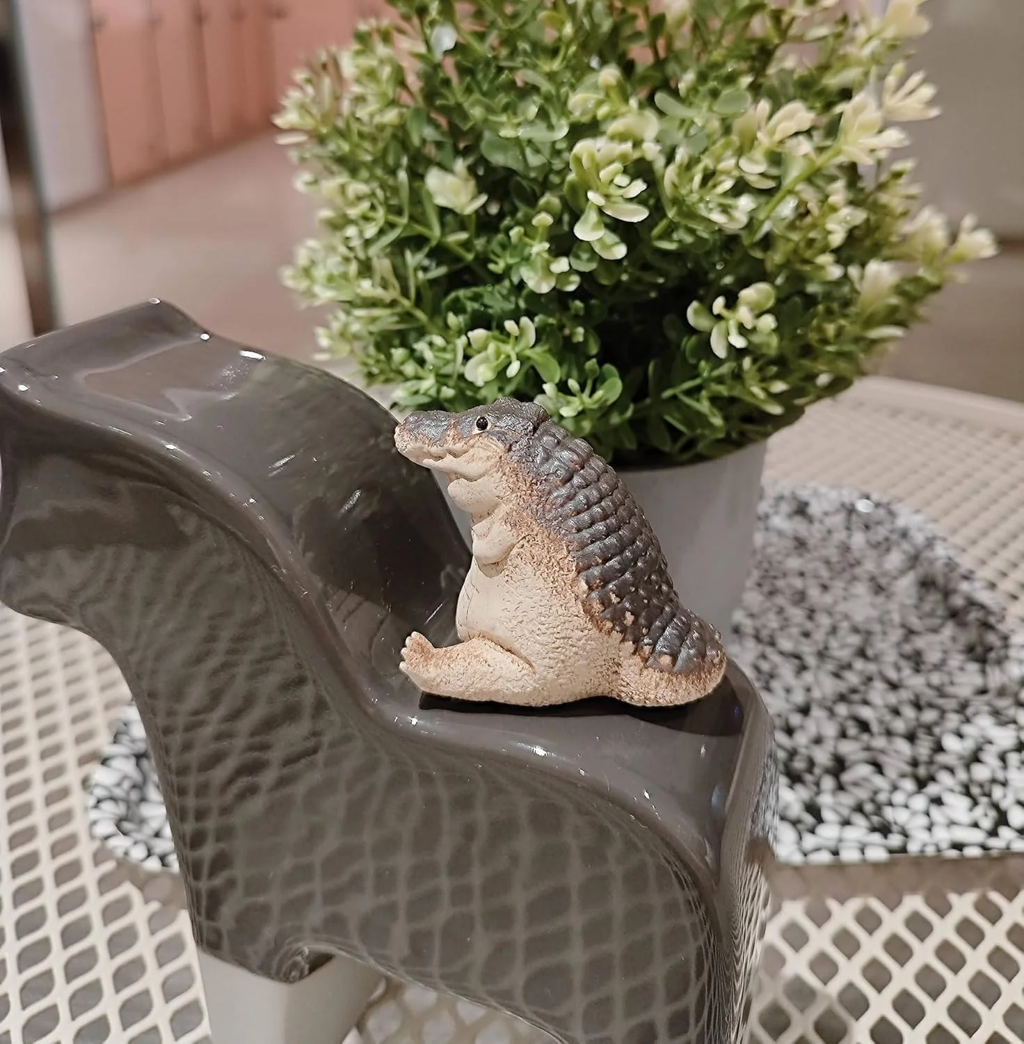 مجسمه بچه تمساح، فیگور تمساح رزینی، مجسمه حیوانات بامزه برای دکوراسیون باغ داخلی و خارجی، مینیاتور تمساح رنگ شده با دست مقاوم در برابر اشعه ماوراء بنفش برای هدیه خانه و دکور حیاط (6 سانتی متر)