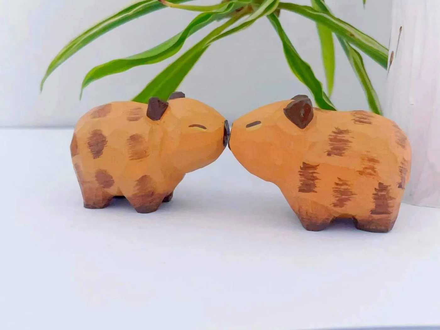 تزویق 2 عدد مجسمه کاپیبارا چوبی حکاکی شده کوچک، ست صنایع دستی مجسمه سازی کاپیبارا دست ساز، 1.1 اینچ مجسمه های حیوانات زیبا، دکوراسیون منزل، کنده کاری هنری، زیور آلات حیوانات چوبی تزویق 2 عدد مجسمه کاپیبارا چوبی حکاکی شده کوچک، ست صنایع دستی مجسمه سازی کاپیبارا دست ساز، 1.1 اینچ مجسمه های حیوانات زیبا، دکوراسیون منزل، کنده کاری هنری، زیور آلات حیوانات چوبی
