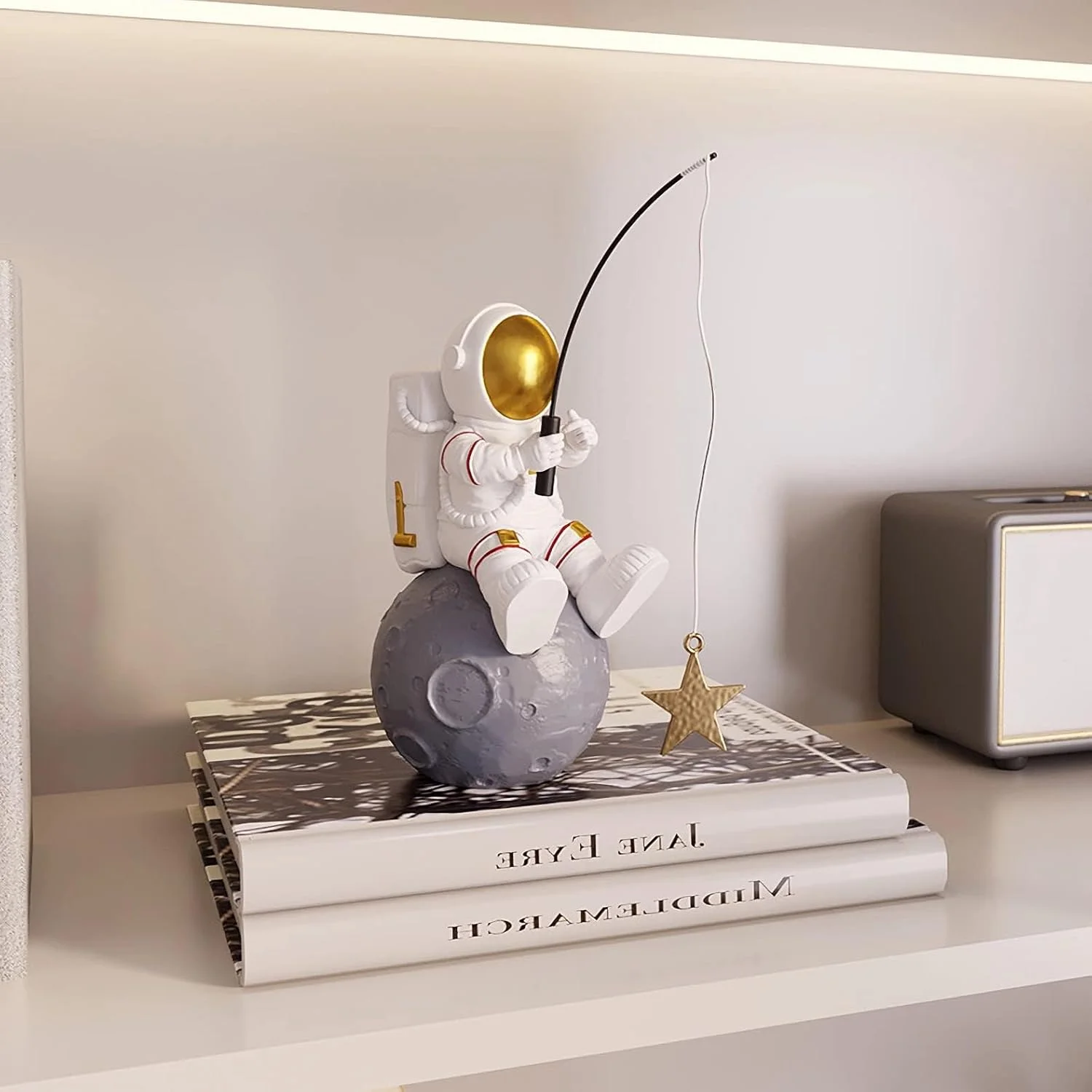 مجسمه فضانورد تزویق، تزیین میز سیاره فضانورد رزینی، مجسمه ماهیگیری ستاره، دکور اتاق خواب با تم فضای بیرونی، مدل تزیین کیک، دکور رومیزی و روی میز