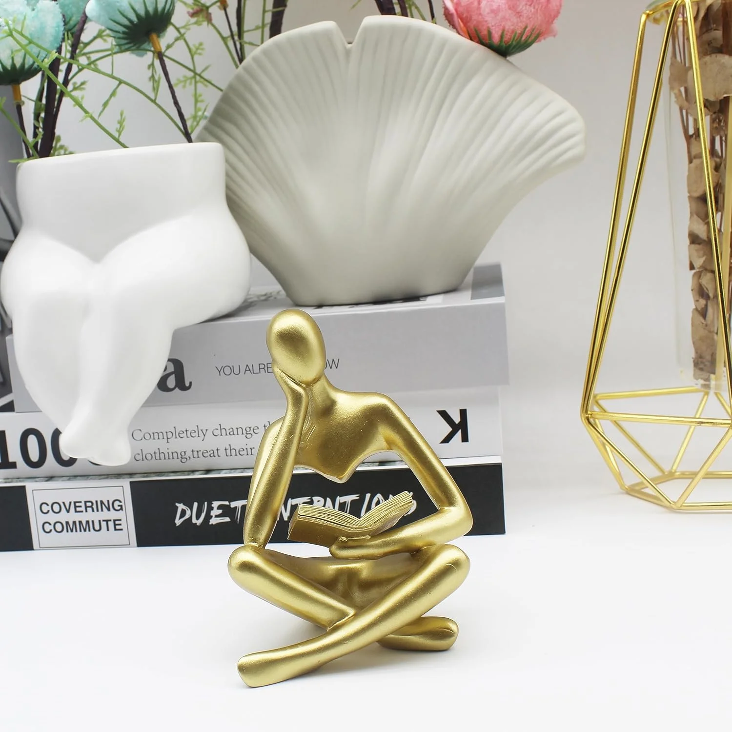 تزویق دکور خانه، مجسمه متفکر طلایی در حال مطالعه، تندیس های مدرن، مجسمه انتزاعی زیبا، ست مجسمه رزینی متفکر برای دکوراسیون منزل، اتاق نشیمن، دفتر، قفسه کتاب، میز (طلایی)