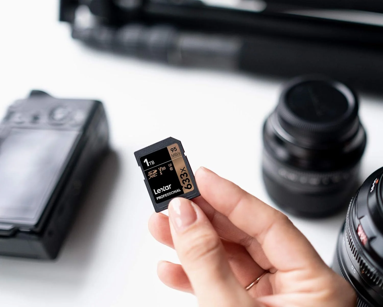 کارت حافظه لکسار Professional 633x SD با ظرفیت 1 ترابایت، کارت SDXC UHS-I، سرعت خواندن تا 95 مگابایت بر ثانیه، برای دوربین های DSLR میان رده، دوربین فیلمبرداری HD و دوربین های سه بعدی (LSD1TCB633)
