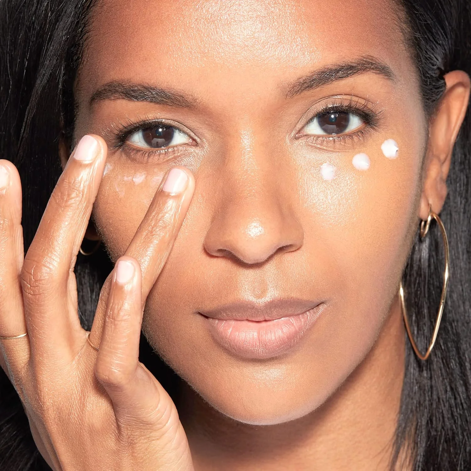 کرم دور چشم روشن کننده و ضد پف ویتامین C هانست بیوتی | کاهش تیرگی دور چشم | حاوی ویتامین C، عصاره گل بابونه، اسید هیالورونیک | دارای تاییدیه EWG، وگان و بدون تست حیوانی | 15 میلی لیتر