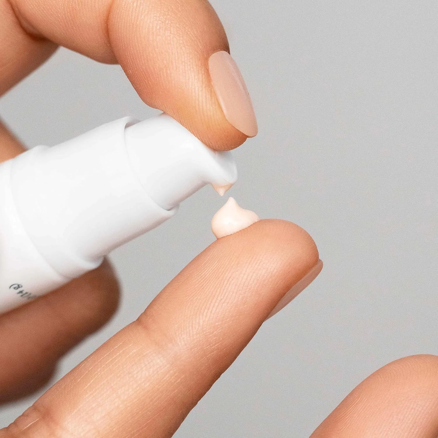 سرم روشن کننده و احیا کننده زیر چشم ماریو بادسکو، ضد پیری و آبرسان، کاهش دهنده ظاهر خطوط ریز و حلقه های تیره با کافئین و اسکوالان، 15 میلی لیتر