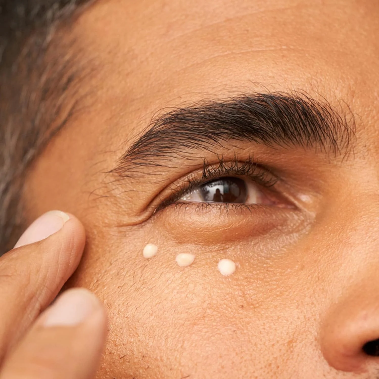 سرم روشن کننده و احیا کننده زیر چشم ماریو بادسکو، ضد پیری و آبرسان، کاهش دهنده ظاهر خطوط ریز و حلقه های تیره با کافئین و اسکوالان، 15 میلی لیتر