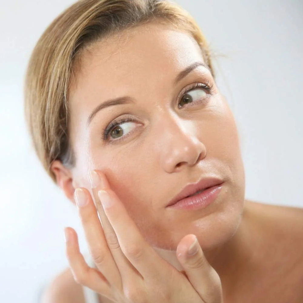 با کرم دور چشم ارگانیس با حلقه‌های تیره، پف زیر چشم و خطوط ریز خداحافظی کنید! مرطوب کننده ضد پیری که ظاهر پف، چین و چروک و سیاهی دور چشم را کاهش می‌دهد. ژل روز و سرم شب طبیعی زیر چشم