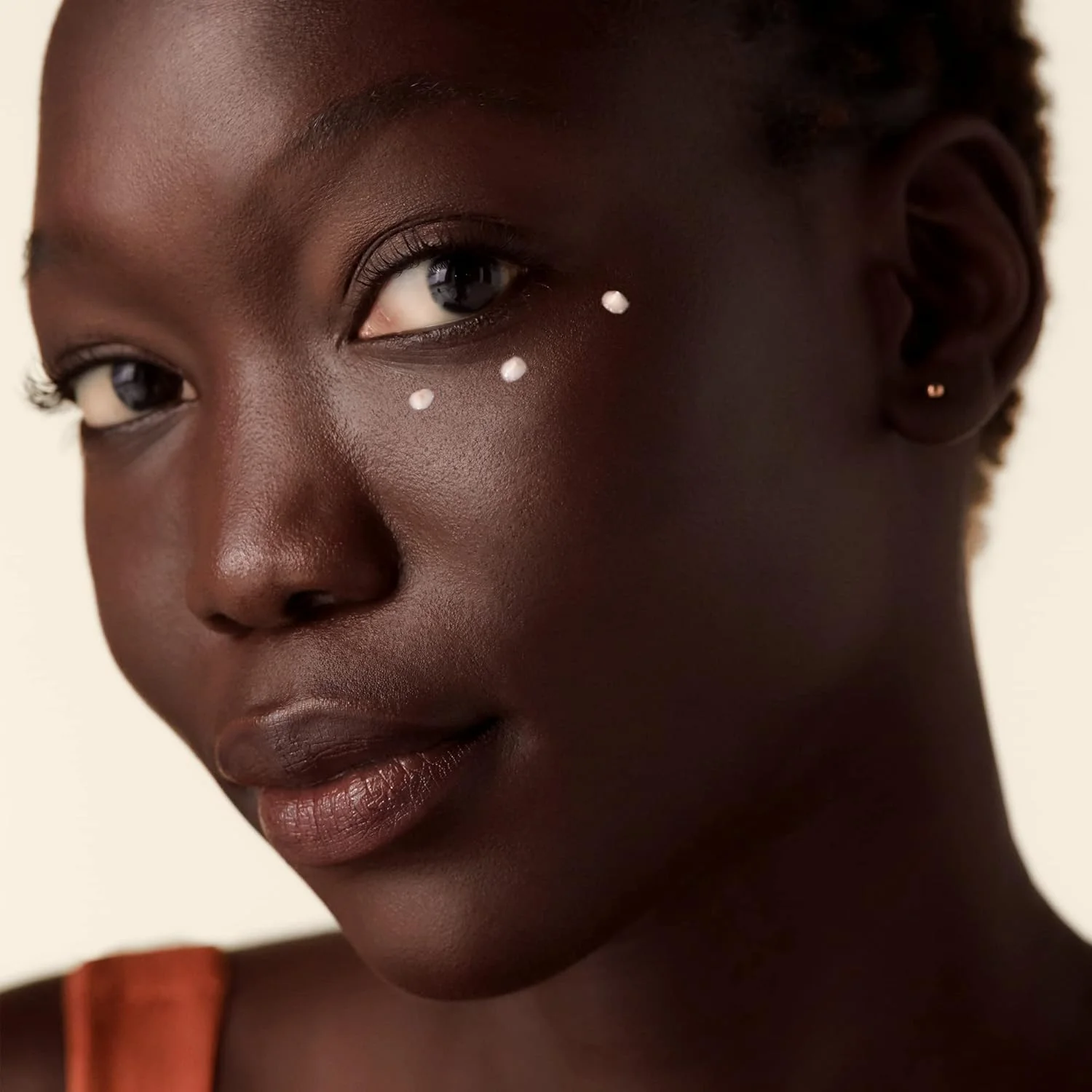 کرم دور چشم ضد چروک شیسیدو Benefiance - 15 میلی لیتر - به طور مشهود پنج نوع چروک دور چشم، تیرگی و پف را بهبود می بخشد - آبرسانی 48 ساعته - مناسب برای انواع پوست - غیر کومدون زا کرم دور چشم ضد چروک شیسیدو Benefiance - 15 میلی لیتر - به طور مشهود پنج نوع چروک دور چشم، تیرگی و پف را بهبود می بخشد - آبرسانی 48 ساعته - مناسب برای انواع پوست - غیر کومدون زا