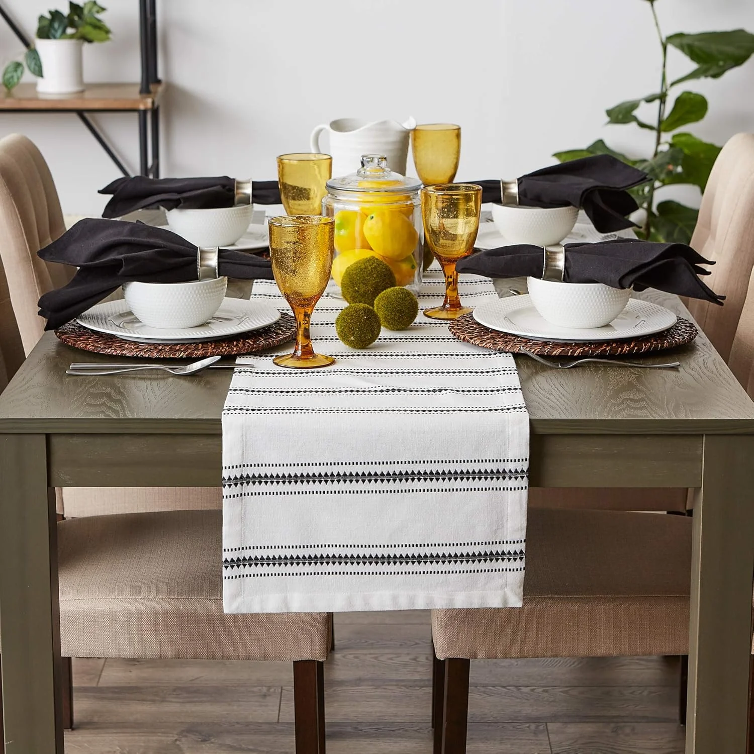 رانر رومیزی طرح زیگ زاگ DII، زمینه پنبه ای سفید با راه راه تزئینی، 35x183 سانتی متر، مشکی رانر رومیزی طرح زیگ زاگ DII، زمینه پنبه ای سفید با راه راه تزئینی، 35x183 سانتی متر، مشکی