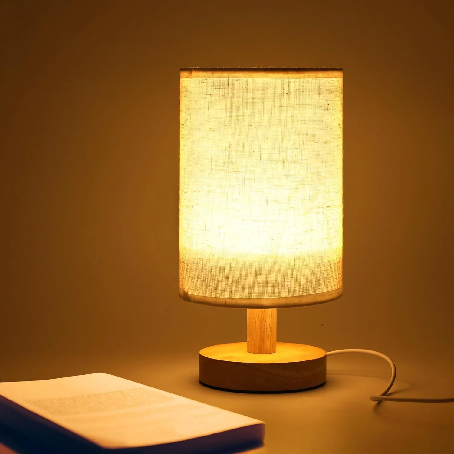 چراغ خواب کنار تختی Baytion، چراغ خواب گرم با شارژ USB، چراغ کنار تختی با آباژور پارچه ای و پایه چوبی برای اتاق خواب، اتاق کودک و اتاق نشیمن (کلید دکمه ای؛ نور ثابت)