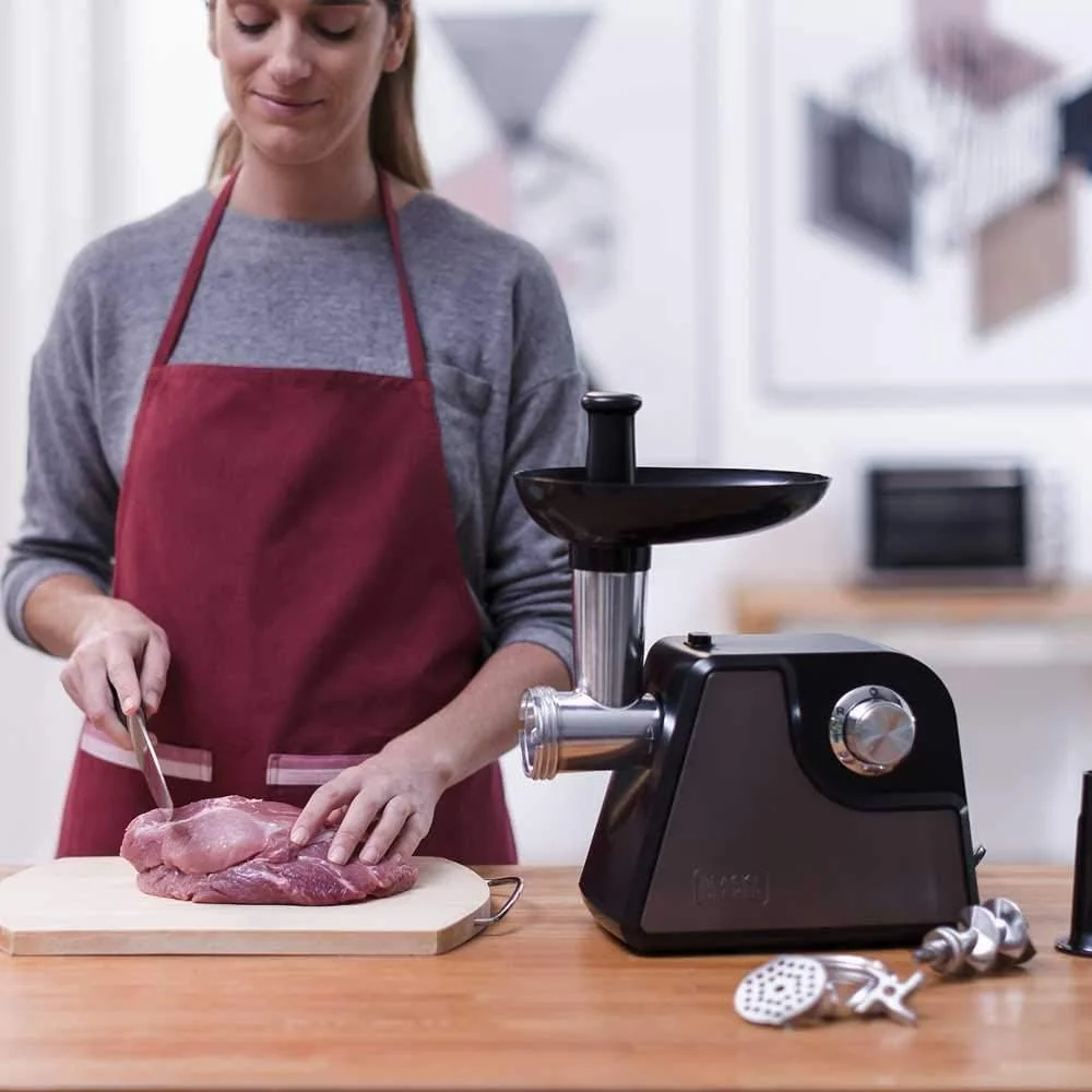 چرخ گوشت بلک اند دکر مدل BXMM1000E با توان 1000 وات، تیغه های استیل ضد زنگ، به همراه سری کبه ساز و سوسیس ساز چرخ گوشت بلک اند دکر مدل BXMM1000E با توان 1000 وات، تیغه های استیل ضد زنگ، به همراه سری کبه ساز و سوسیس ساز