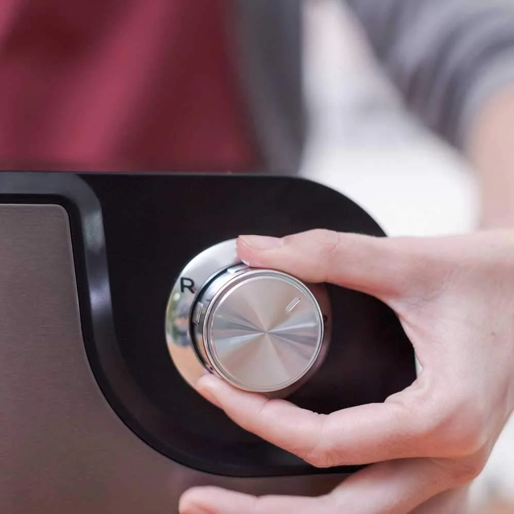 چرخ گوشت بلک اند دکر مدل BXMM1000E با توان 1000 وات، تیغه های استیل ضد زنگ، به همراه سری کبه ساز و سوسیس ساز چرخ گوشت بلک اند دکر مدل BXMM1000E با توان 1000 وات، تیغه های استیل ضد زنگ، به همراه سری کبه ساز و سوسیس ساز