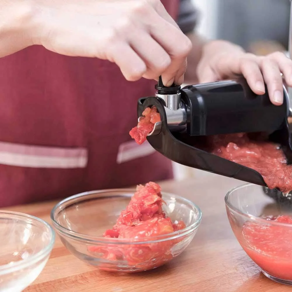 چرخ گوشت بلک اند دکر مدل BXMM1000E با توان 1000 وات، تیغه های استیل ضد زنگ، به همراه سری کبه ساز و سوسیس ساز چرخ گوشت بلک اند دکر مدل BXMM1000E با توان 1000 وات، تیغه های استیل ضد زنگ، به همراه سری کبه ساز و سوسیس ساز