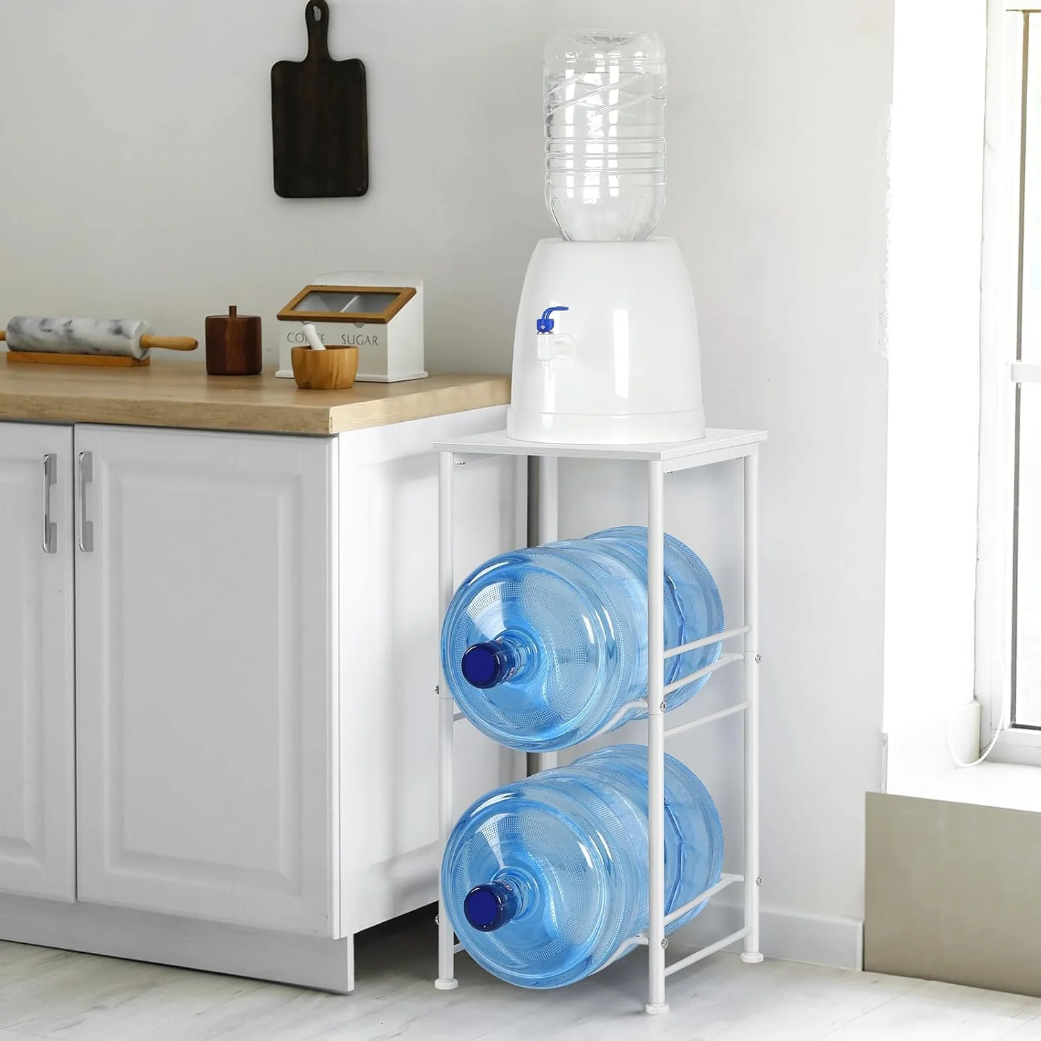 پایه نگهدارنده بطری آب، دو طبقه، مناسب برای بطری های 5 گالنی، دارای قفسه های بالایی، سازمان دهنده بطری آب، پایه آبسردکن برای آشپزخانه، دفتر کار، اتاق نشیمن، سفید