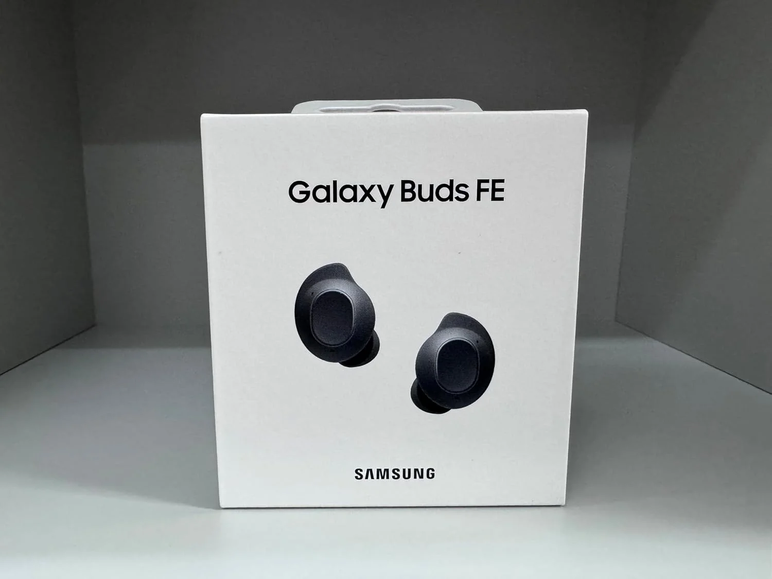 هدفون بی سیم بلوتوثی سامسونگ Galaxy Buds FE، حذف نویز فعال (ANC)، فیت راحت، 3 میکروفون، کنترل لمسی، بیس عمیق، شامل کابل شارژ، گرافیت