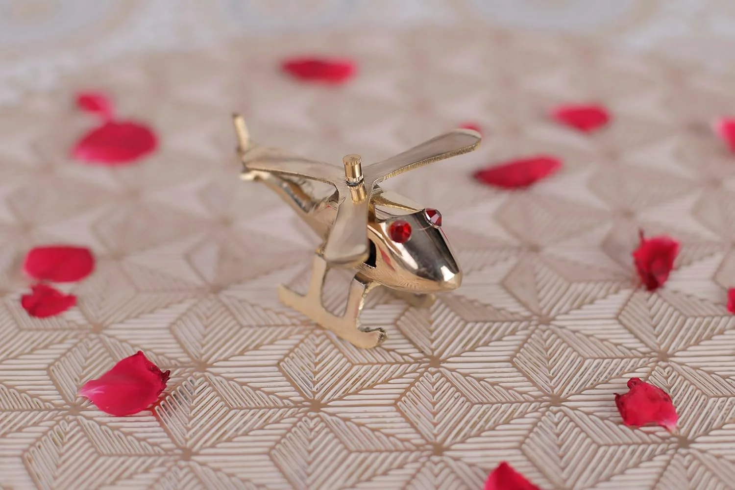 مجسمه رومیزی هلیکوپتر برنجی Aatm | مینیاتور هلیکوپتر برنجی خالص برای دکوراسیون منزل، میز کار، هدیه کودکان | کلکسیونی پیتال با روکش عتیقه - 6x3 سانتی متر، 100 گرم مجسمه رومیزی هلیکوپتر برنجی Aatm | مینیاتور هلیکوپتر برنجی خالص برای دکوراسیون منزل، میز کار، هدیه کودکان | کلکسیونی پیتال با روکش عتیقه - 6x3 سانتی متر، 100 گرم