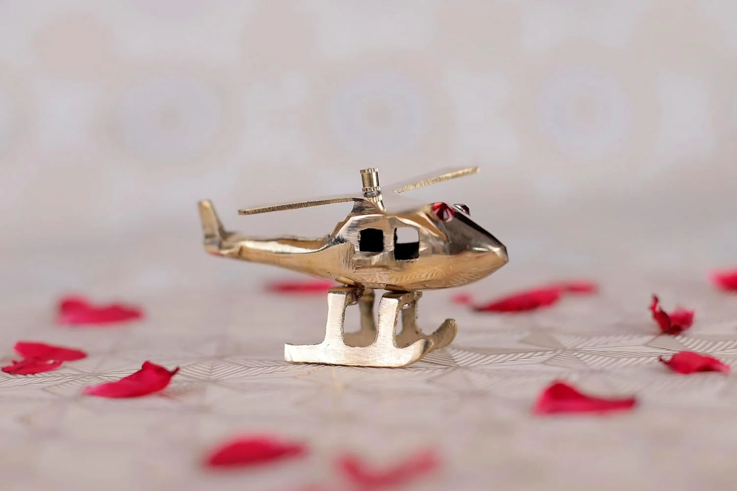 مجسمه رومیزی هلیکوپتر برنجی Aatm | مینیاتور هلیکوپتر برنجی خالص برای دکوراسیون منزل، میز کار، هدیه کودکان | کلکسیونی پیتال با روکش عتیقه - 6x3 سانتی متر، 100 گرم مجسمه رومیزی هلیکوپتر برنجی Aatm | مینیاتور هلیکوپتر برنجی خالص برای دکوراسیون منزل، میز کار، هدیه کودکان | کلکسیونی پیتال با روکش عتیقه - 6x3 سانتی متر، 100 گرم