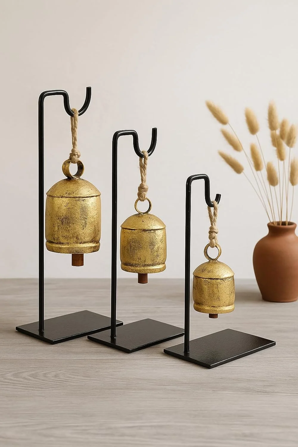 ست ۳ تایی زنگ های برنجی جامد طلایی گاوی هارمونی دست ساز عتیقه، زنگ های ممتاز با پایه فلزی، زنگ برای در، کریسمس، دکور خانه و دفتر، هدیه کلکسیونی