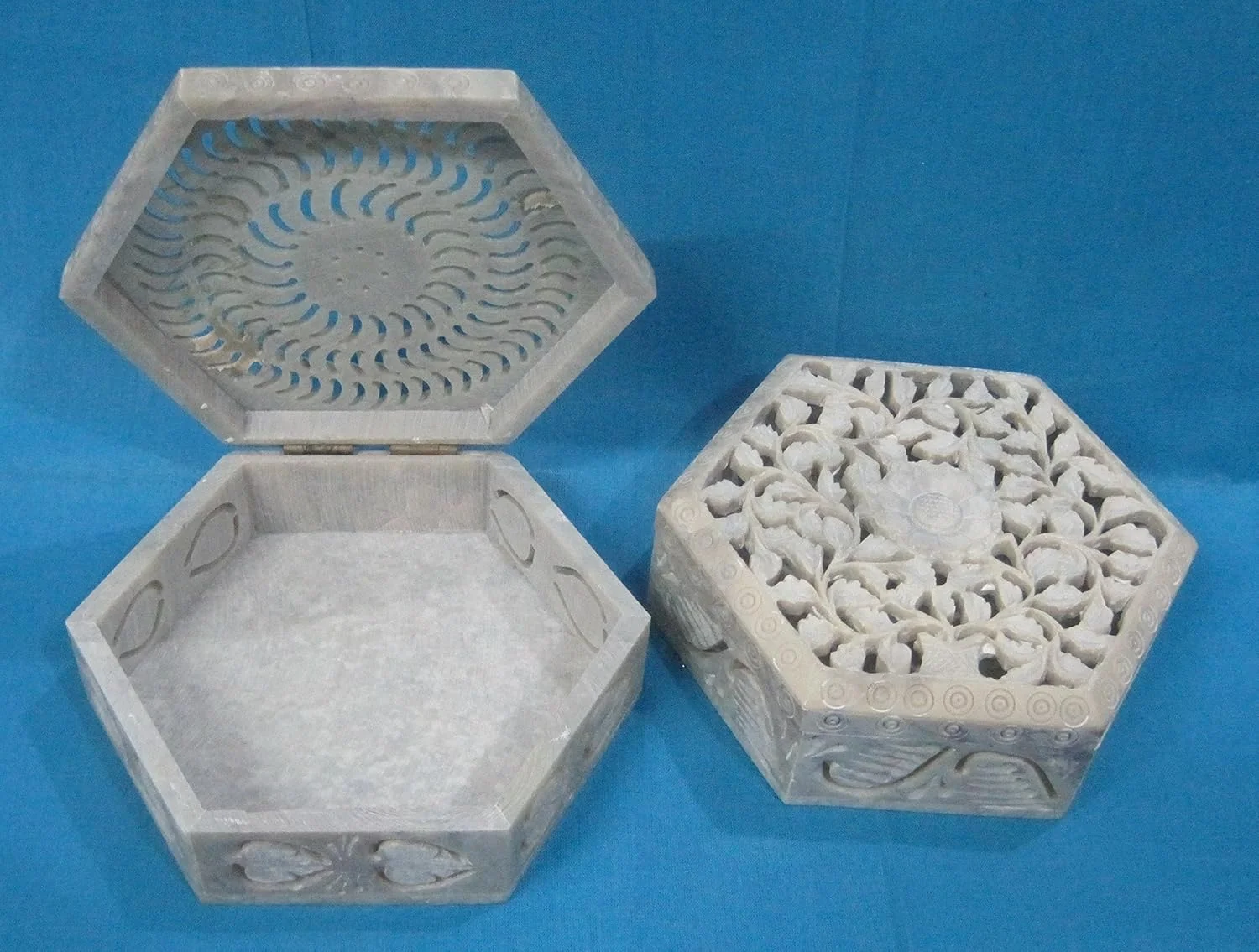 جعبه جواهرات سنگی، کلکسیونی، عتیقه، جعبه یادگاری از جنس سنگ صابون، 10x10 سانتی متر، تعداد: 2 عدد، اندازه: 10x10 سانتی متر، ارتفاع جعبه جواهرات سنگی، کلکسیونی، عتیقه، جعبه یادگاری از جنس سنگ صابون، 10x10 سانتی متر، تعداد: 2 عدد، اندازه: 10x10 سانتی متر، ارتفاع