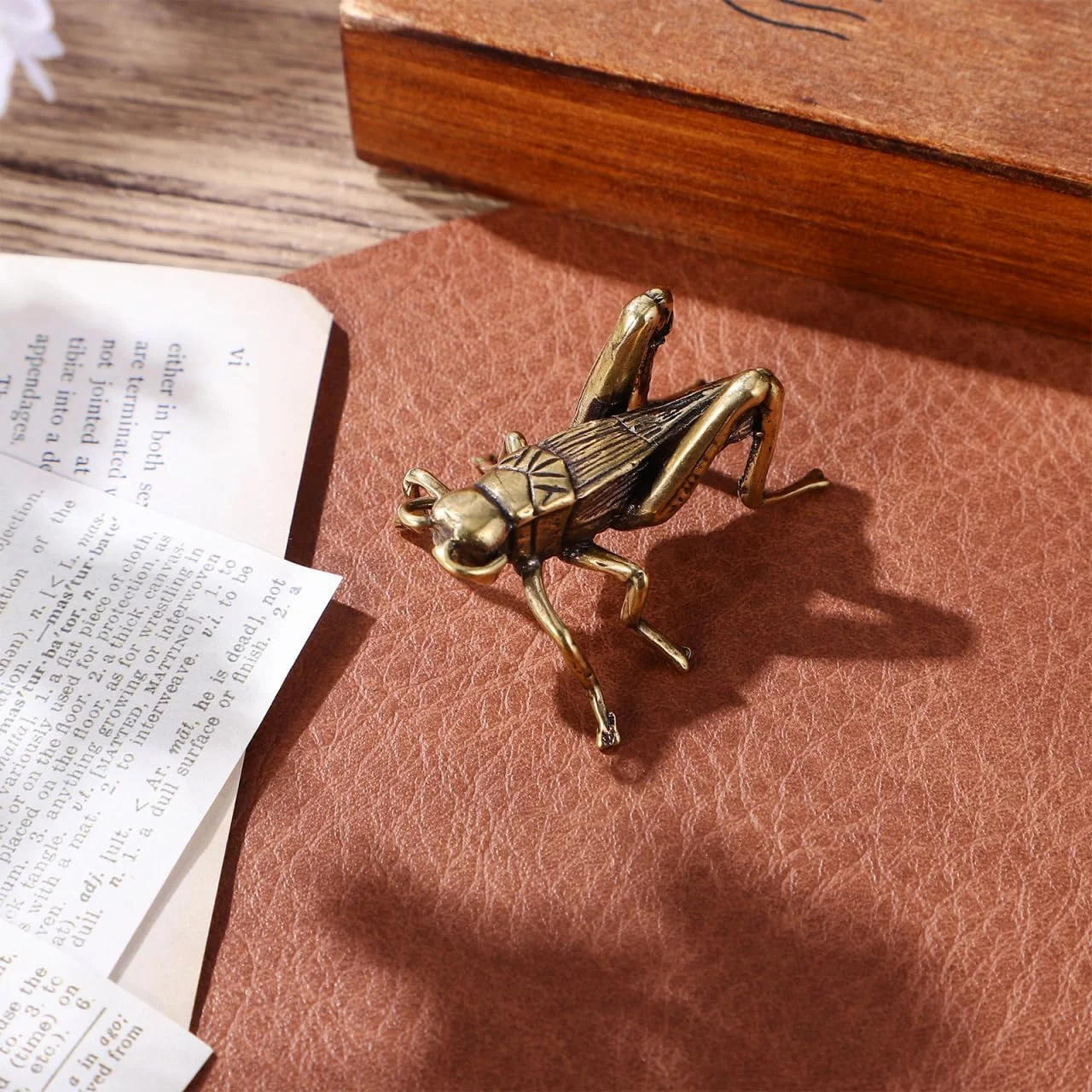 مجسمه دکوری رومیزی برنجی طرح جیرجیرک فنگ شویی، مدل های خوش شانس و قدیمی، مجسمه کلکسیونی عتیقه برای دکوراسیون رومیزی منزل