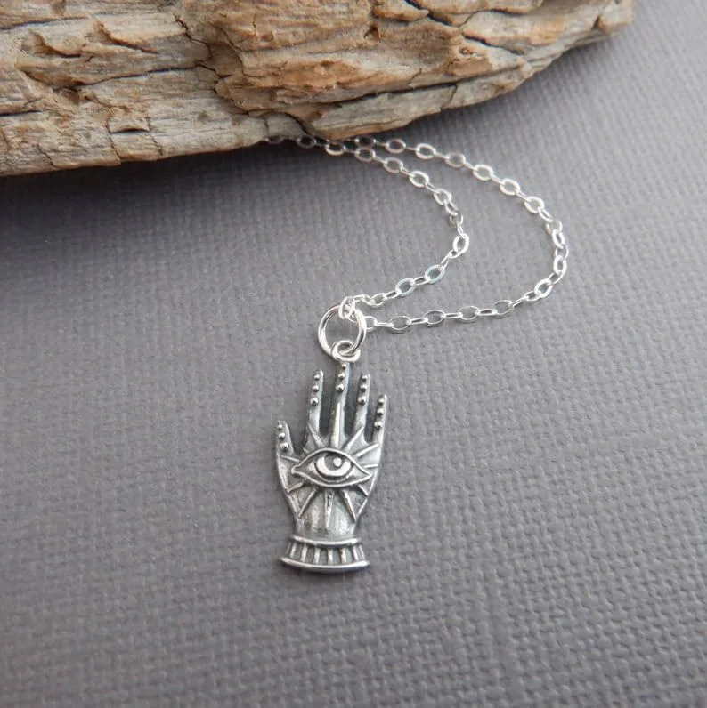 گردنبند دست با چشم نقره استرلینگ 925. آویز کوچک روشنگری. نماد عدالت شهودی. دست تزئینی منحصر به فرد. طلسم چشم تسخیر کننده | با زنجیر 18 اینچی | روکش نقره | L_PN_0477