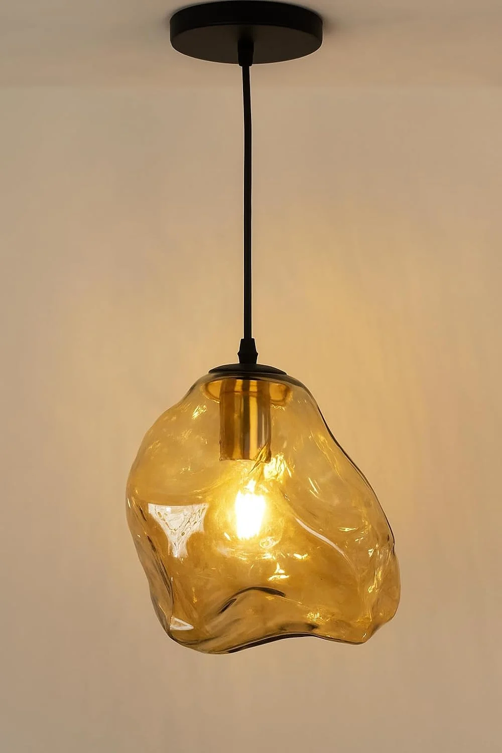 چراغ آویز مدرن با حباب شیشه ای کهربایی بافت دار، 200 میلی متر با سیم قابل تنظیم 1 متری، طراحی تک گوی، پایه سقفی مشکی (طلایی)