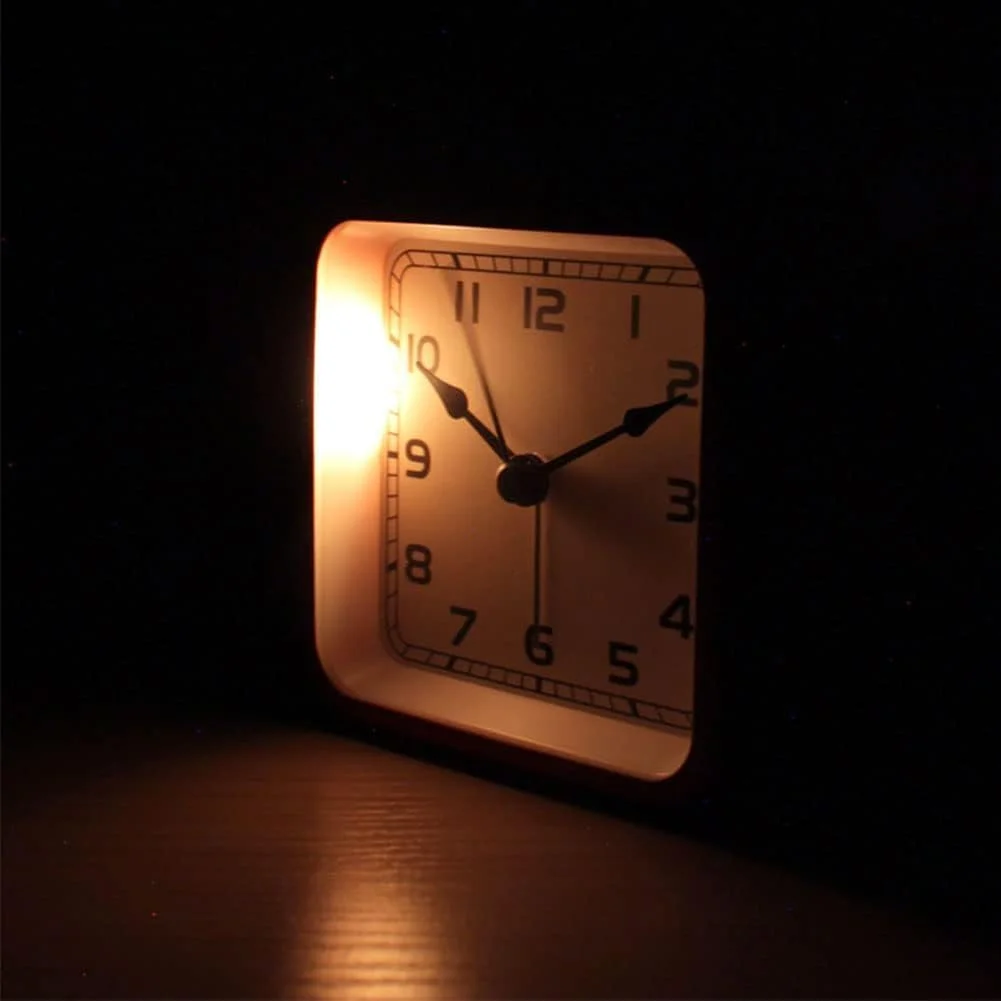 ساعت زنگ دار فلزی مربعی آزون، بدون صدا، دارای عملکرد تعویق (Snooze) و با باتری کار می کند، دارای چراغ شب و ساعت رومیزی برای اتاق خواب/مسافرت/کودکان، تنظیم آسان (سفید کرمی) ساعت زنگ دار فلزی مربعی آزون، بدون صدا، دارای عملکرد تعویق (Snooze) و با باتری کار می کند، دارای چراغ شب و ساعت رومیزی برای اتاق خواب/مسافرت/کودکان، تنظیم آسان (سفید کرمی)