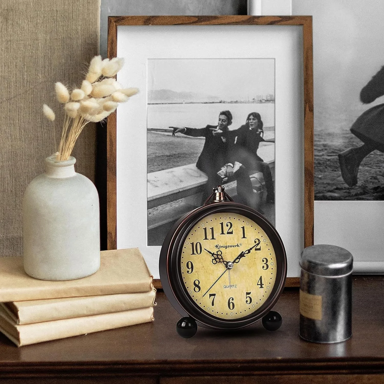 ساعت رومیزی آنالوگ Königswerk با طرح قدیمی و اعداد بزرگ، بدون صدا، با حرکت روان ثانیه شمار، با باتری و زنگ هشدار بلند (کلاسیک) ساعت رومیزی آنالوگ Königswerk با طرح قدیمی و اعداد بزرگ، بدون صدا، با حرکت روان ثانیه شمار، با باتری و زنگ هشدار بلند (کلاسیک)