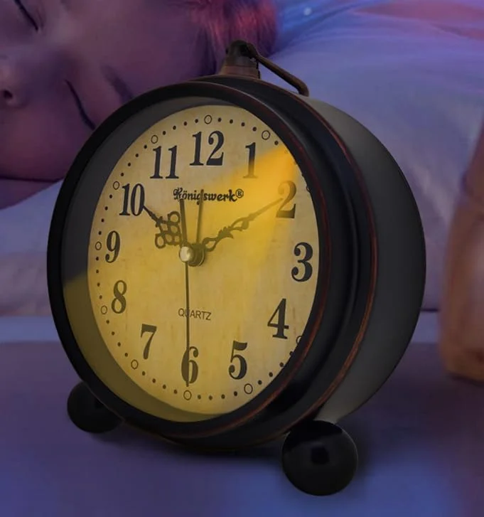 ساعت رومیزی آنالوگ Königswerk با طرح قدیمی و اعداد بزرگ، بدون صدا، با حرکت روان ثانیه شمار، با باتری و زنگ هشدار بلند (کلاسیک) ساعت رومیزی آنالوگ Königswerk با طرح قدیمی و اعداد بزرگ، بدون صدا، با حرکت روان ثانیه شمار، با باتری و زنگ هشدار بلند (کلاسیک)