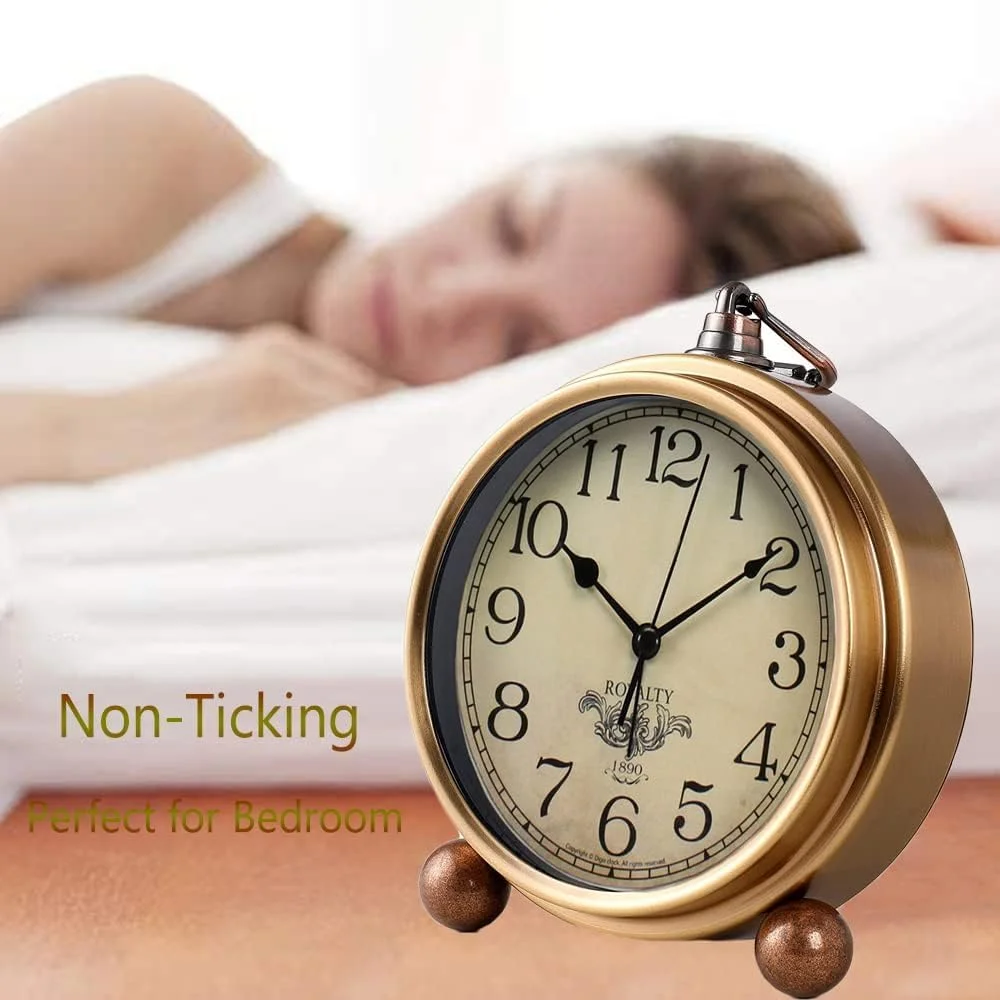 ساعت رومیزی فلزی طلایی، ساعت زنگ دار کوچک قدیمی بدون صدا، با باتری و موتور کوارتز بی صدا و شیشه HD مناسب اتاق خواب، اتاق نشیمن و دکوراسیون داخلی (اعداد عربی)