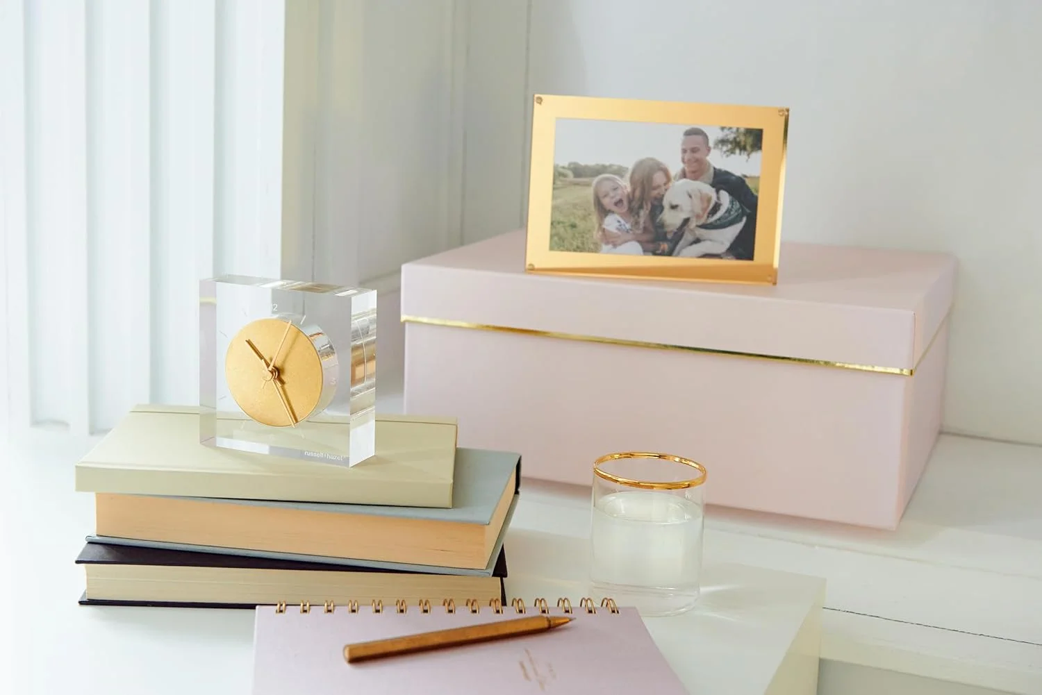 ساعت رومیزی اکریلیک و طلایی راسل+هزل، 10.16 سانتی متر عرض × 10.16 سانتی متر طول × 3.17 سانتی متر عمق، دکوراسیون شیک منزل و دکوراسیون اداری، صفحه حکاکی شده با برنج طلایی رنگ، دکور قفسه جمع و جور برای فضاهای مجلل، 1 عدد (105521)